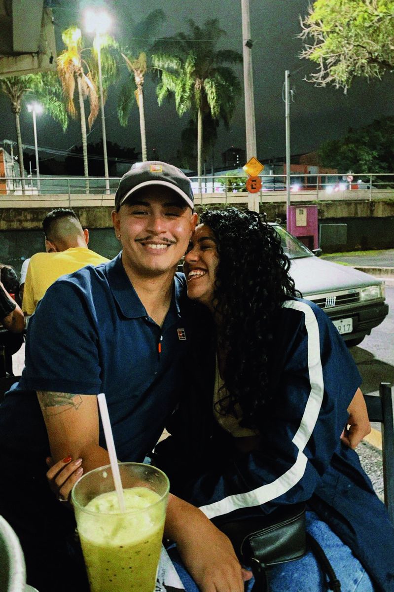 Isabella e Sebastián sorrindo juntos